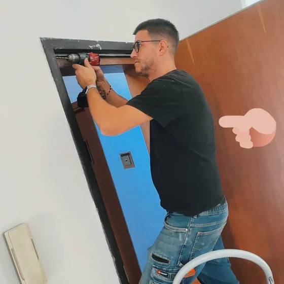 Montaggio di una serratura su una porta protetta durante il lavoro