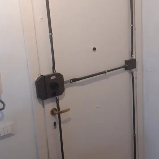 Serratura e asta di chiusura su una porta metallica