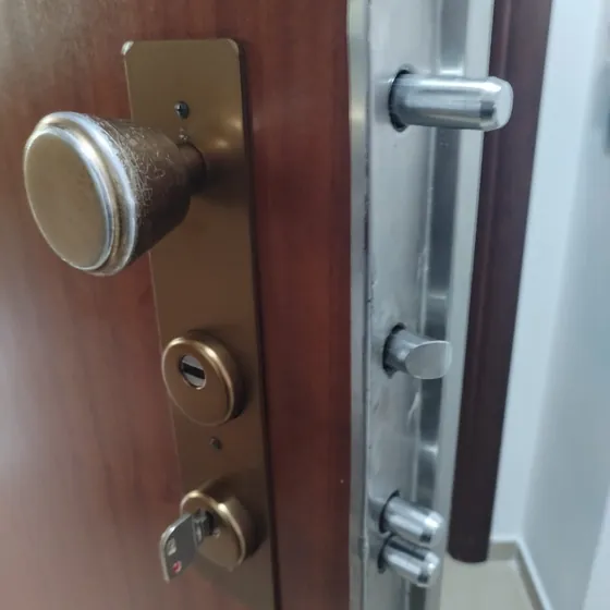 Cilindro, defender e maniglia di una porta blindata