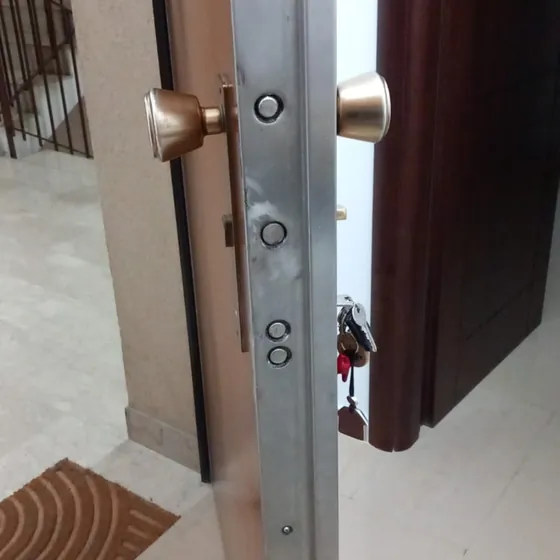 Porta blindata aperta, con i catenacci sul bordo